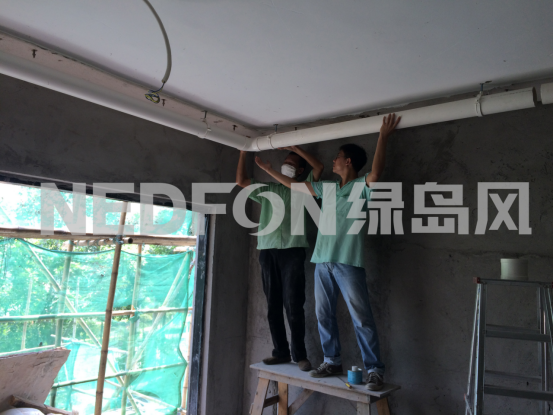 綠島風施工人員正在安裝管道
